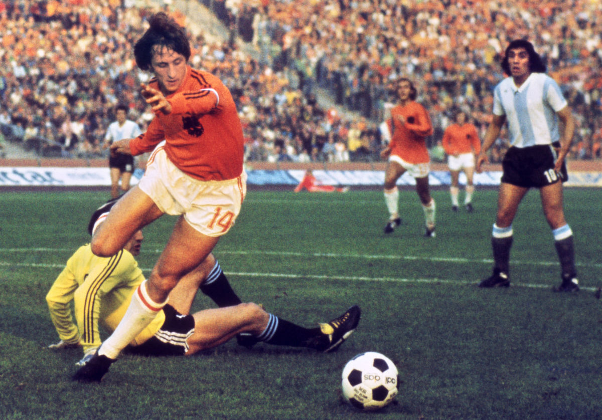dutch-midfielder-johann-cruyff-dribbles-5ba8c0370ddb14539c000001.jpg