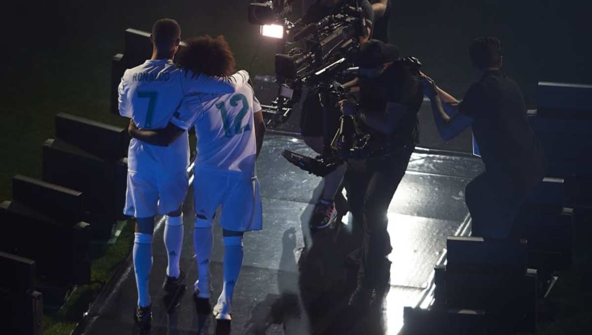 real-madrid-celebrate-after-victory-in-the-champions-league-final-against-liverpool-5bd2634e27750f0c5100000c.jpg