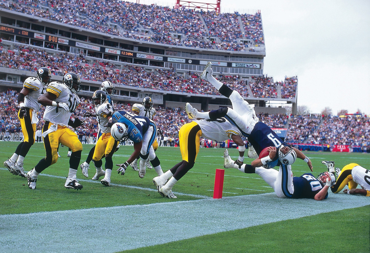 Quarterback Steve McNair of the Alcorn State Braves calls the cadence  News Photo - Getty Images