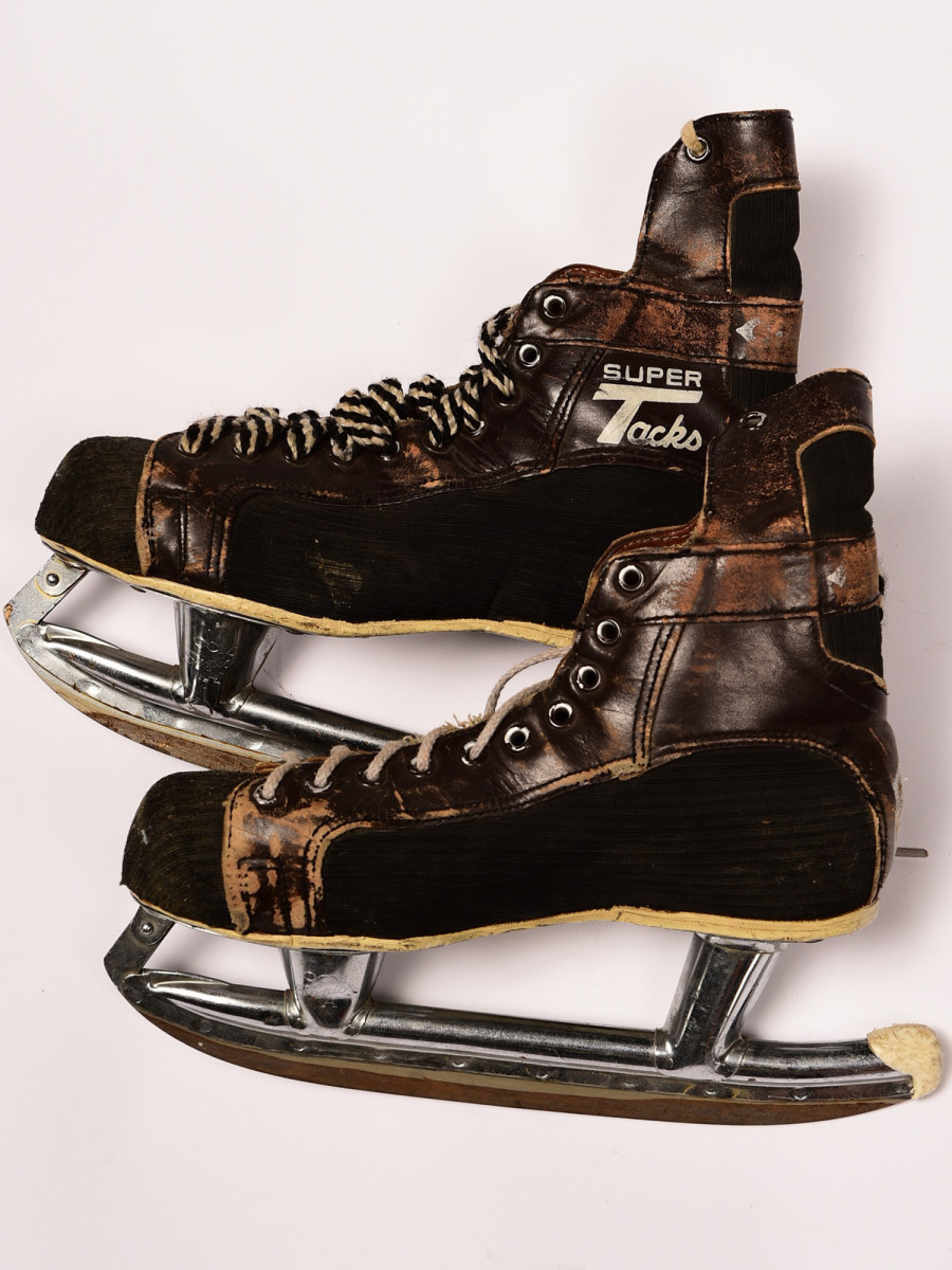 gordie-howe-skates.jpg