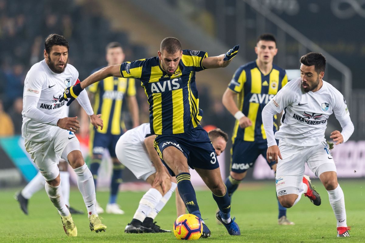turkish-spor-toto-super-lig-fenerbahce-as-v-buyuksehir-belediye-erzurumspor-5c237135744403ec3a000017.jpg
