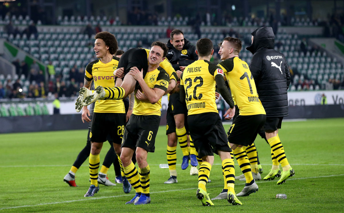 vfl-wolfsburg-v-borussia-dortmund-bundesliga-5bde4924af9f481f60000001.jpg