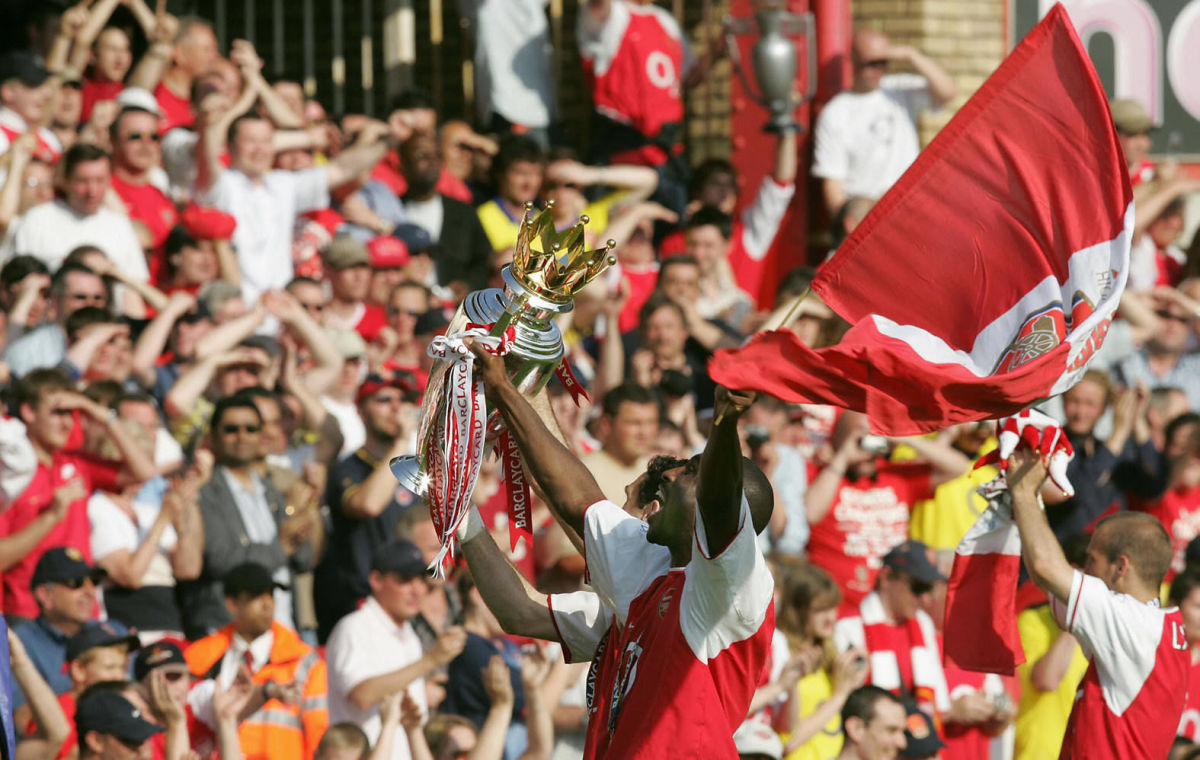 arsenal-s-sol-campbell-l-and-an-uniden-5bfd5c44a01da5db50000060.jpg