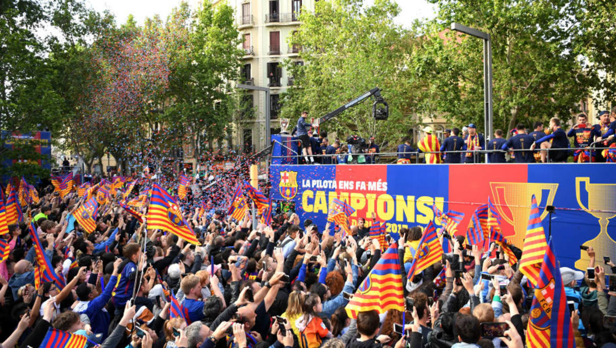 fc-barcelona-victory-parade-5ae8302330bf6cca6b000002.jpg