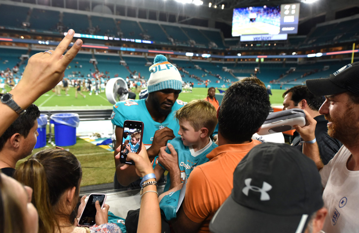 robert-quinn-signing-shirt-dolphins.jpg