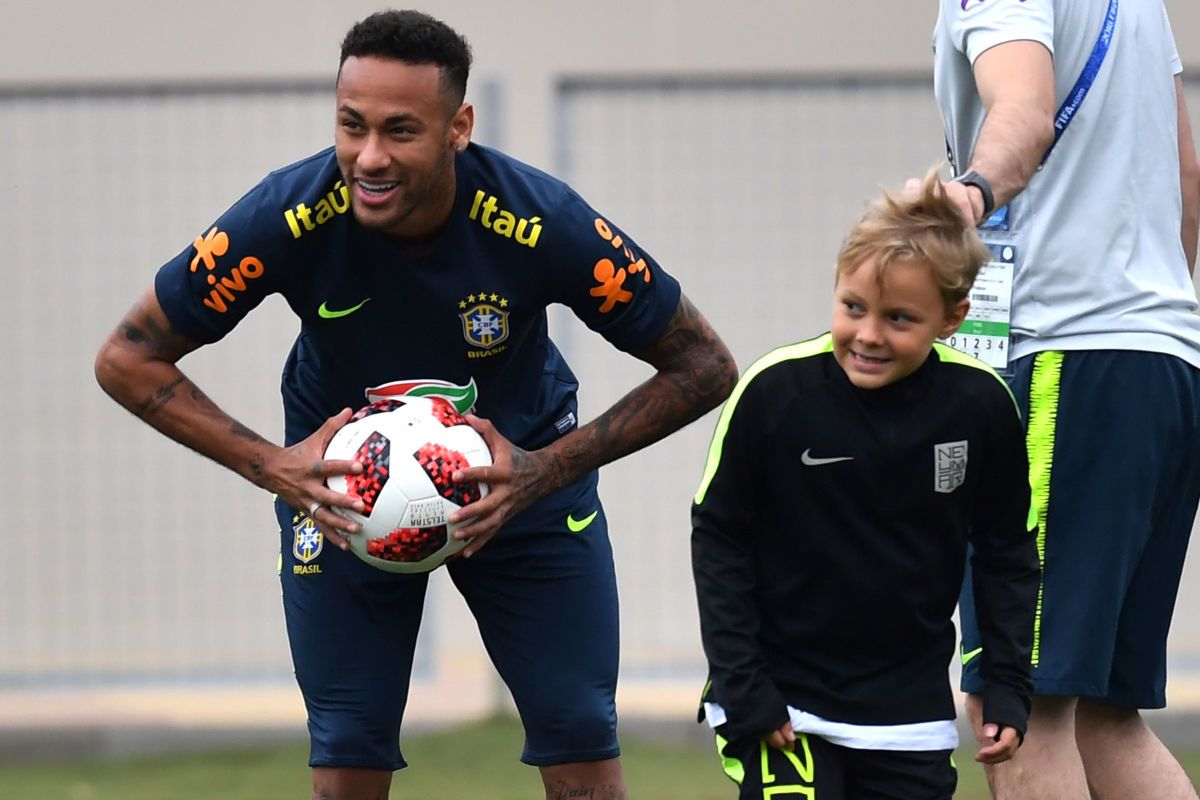 fbl-wc-2018-bra-training-5b3ebbb9f7b09d3026000002.jpg