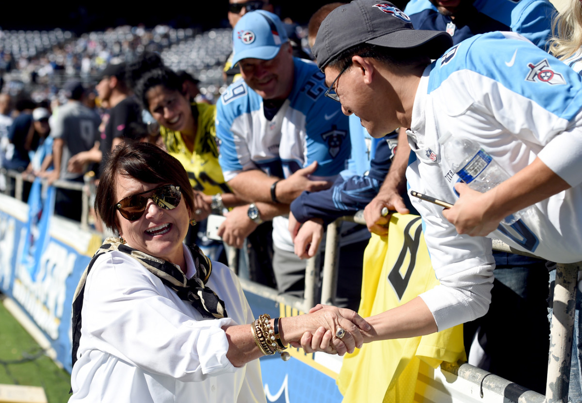 Amy Adams Strunk meets Titans fans.