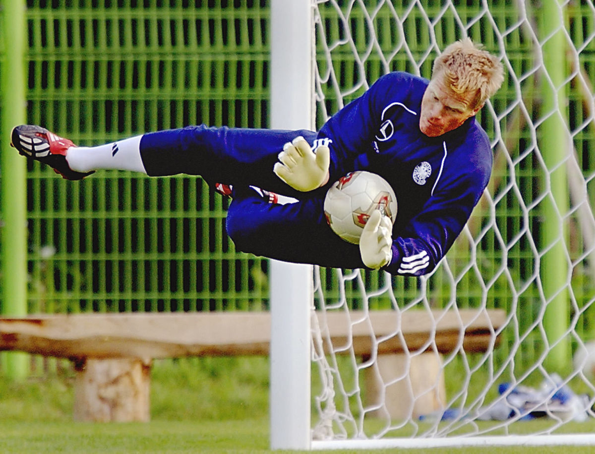 german-goalkeeper-and-captain-oliver-kahn-catches-5b088e137134f628b7000001.jpg