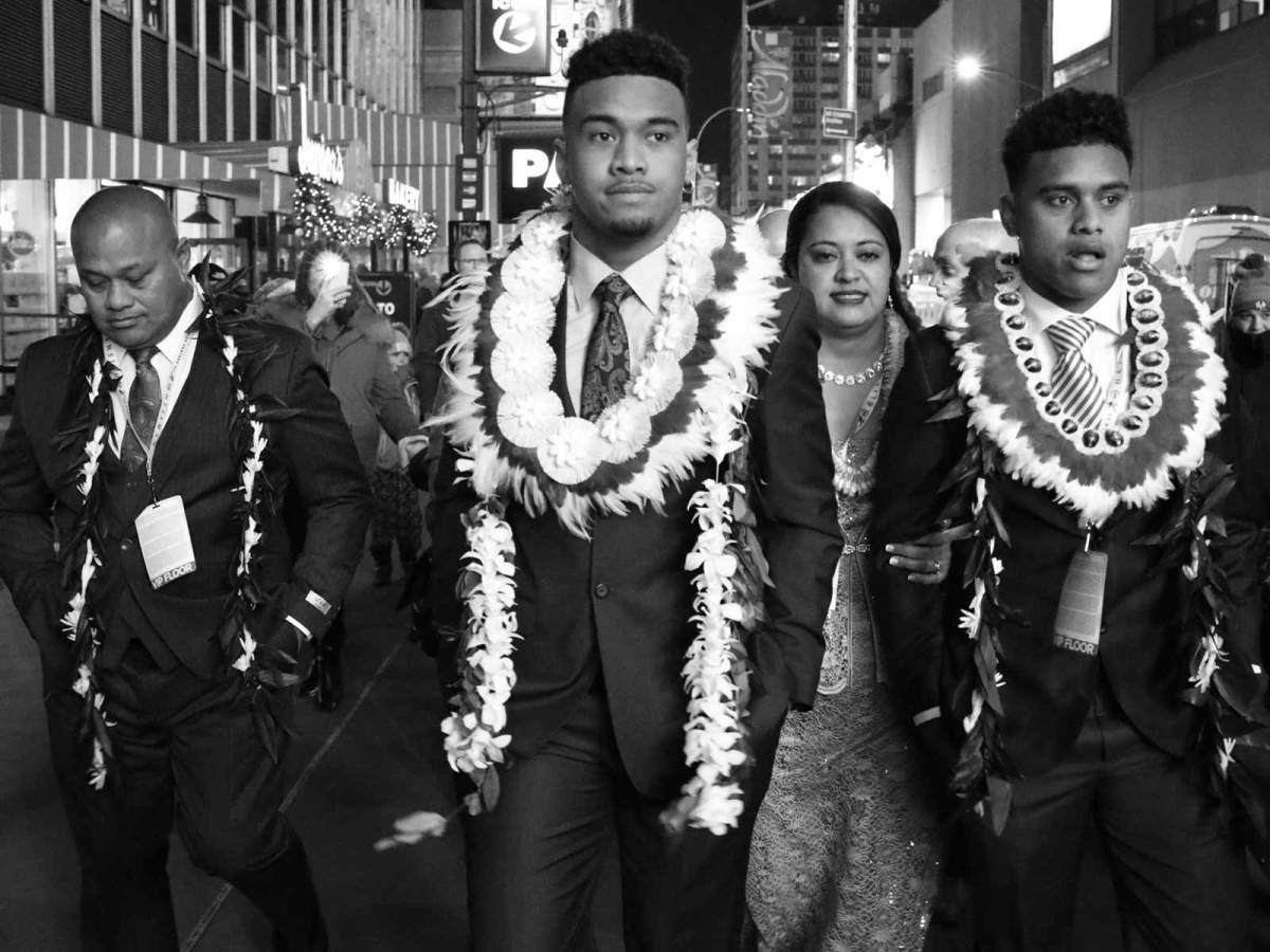 tua-family-new-york-heisman.jpg