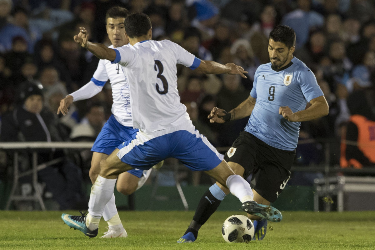 fbl-friendly-uru-uzb-suarez-5b1af2a8f7b09df70f000007.jpg