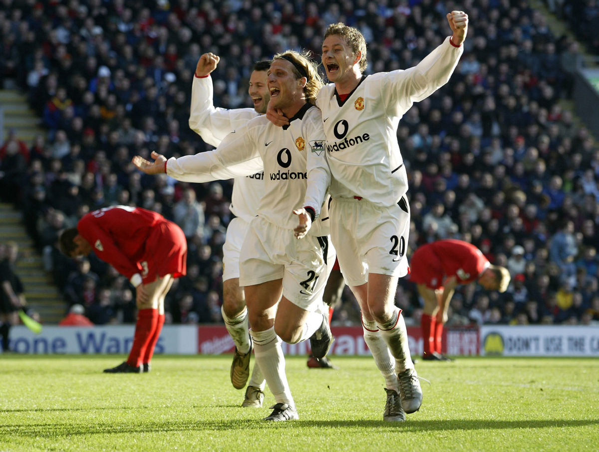diego-forlan-of-manchester-united-celebrates-scoring-the-second-goal-of-the-match-with-team-mates-ryan-giggs-and-ole-gunnar-solskjaer-5b1aa681f7b09de2c7000001.jpg