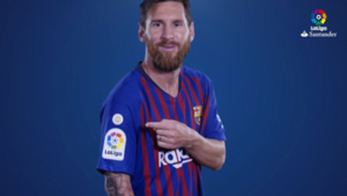 Messi posa con el nuevo logo