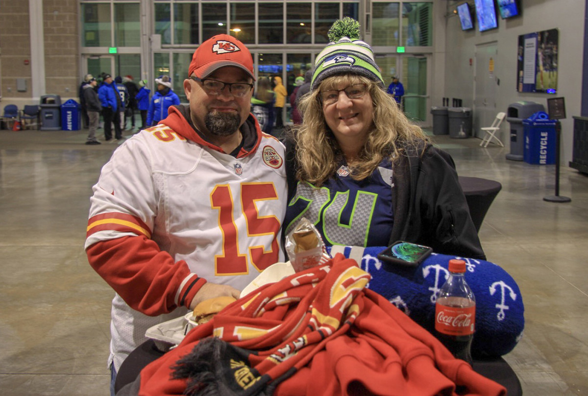 chiefs-seahawks-fans.jpg