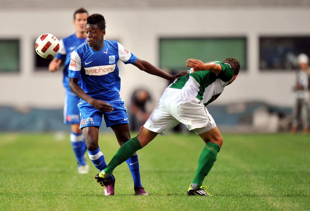 genk-s-anthony-limbombe-l-vies-with-fc-5b1d395e347a02781d00000a.jpg