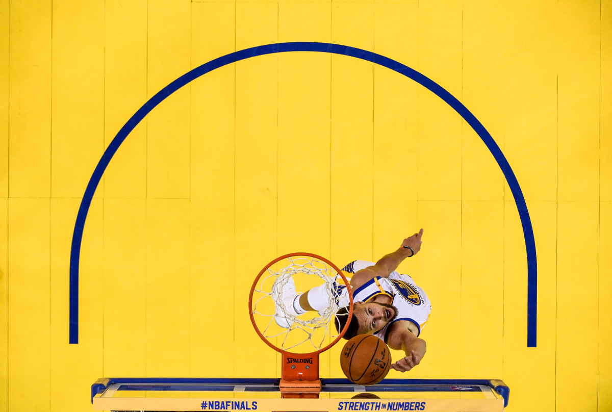 stephen-curry-second-title-season-layup_0.jpg