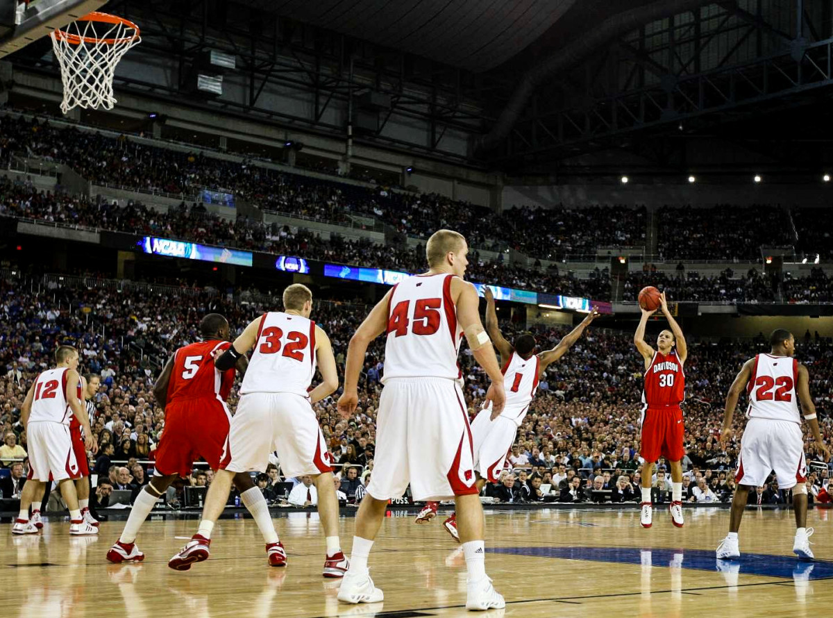 stephen-curry-davidson-wisconsin-wideshot.jpg