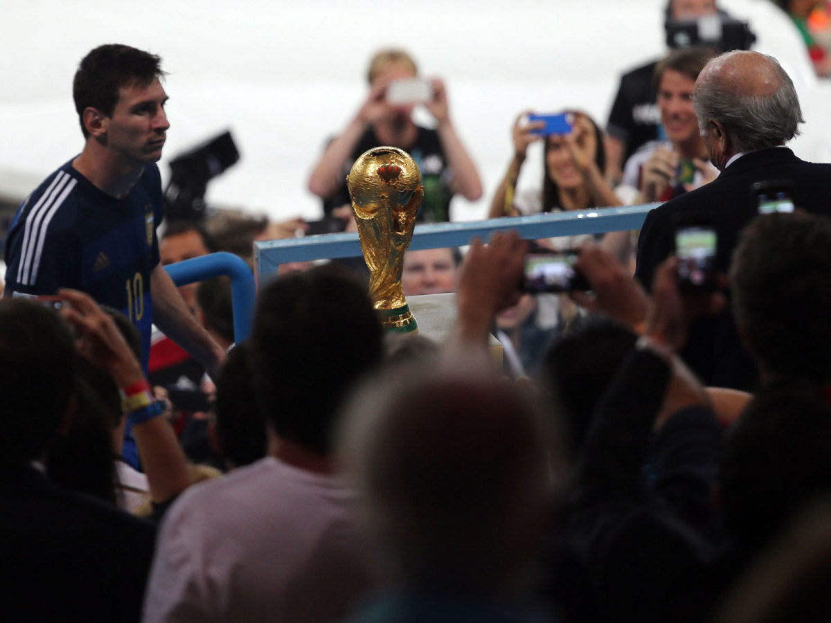 messi-wc-trophy-argentina-2014.jpg