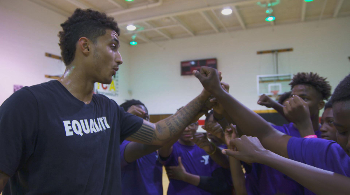 Lakers: Kyle Kuzma inspires YMCA youth to give back to their community -  Silver Screen and Roll