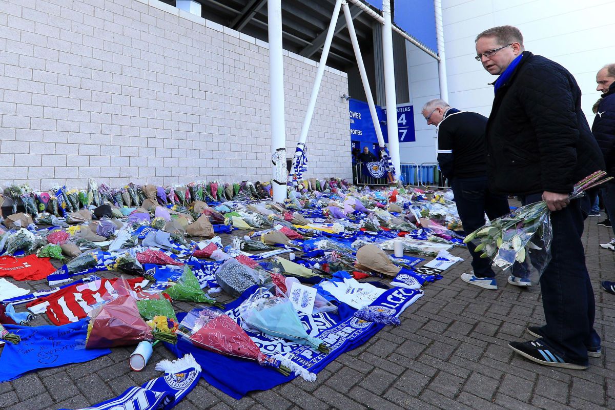 mourners-pay-tribute-after-helicopter-crash-at-king-power-stadium-in-leicester-5bd9a4476e057737a3000001.jpg