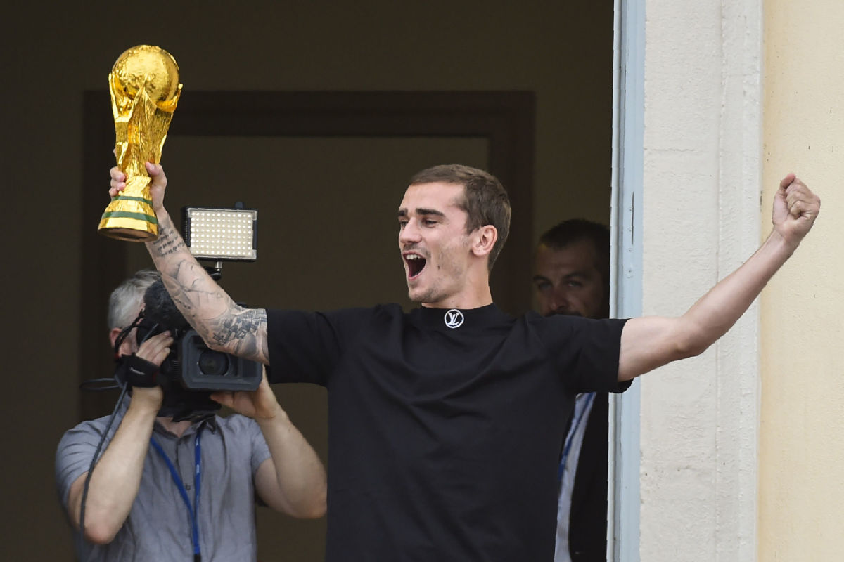 topshot-fbl-wc-2018-fra-celebrations-griezmann-5b5e255942fc331a9e000005.jpg