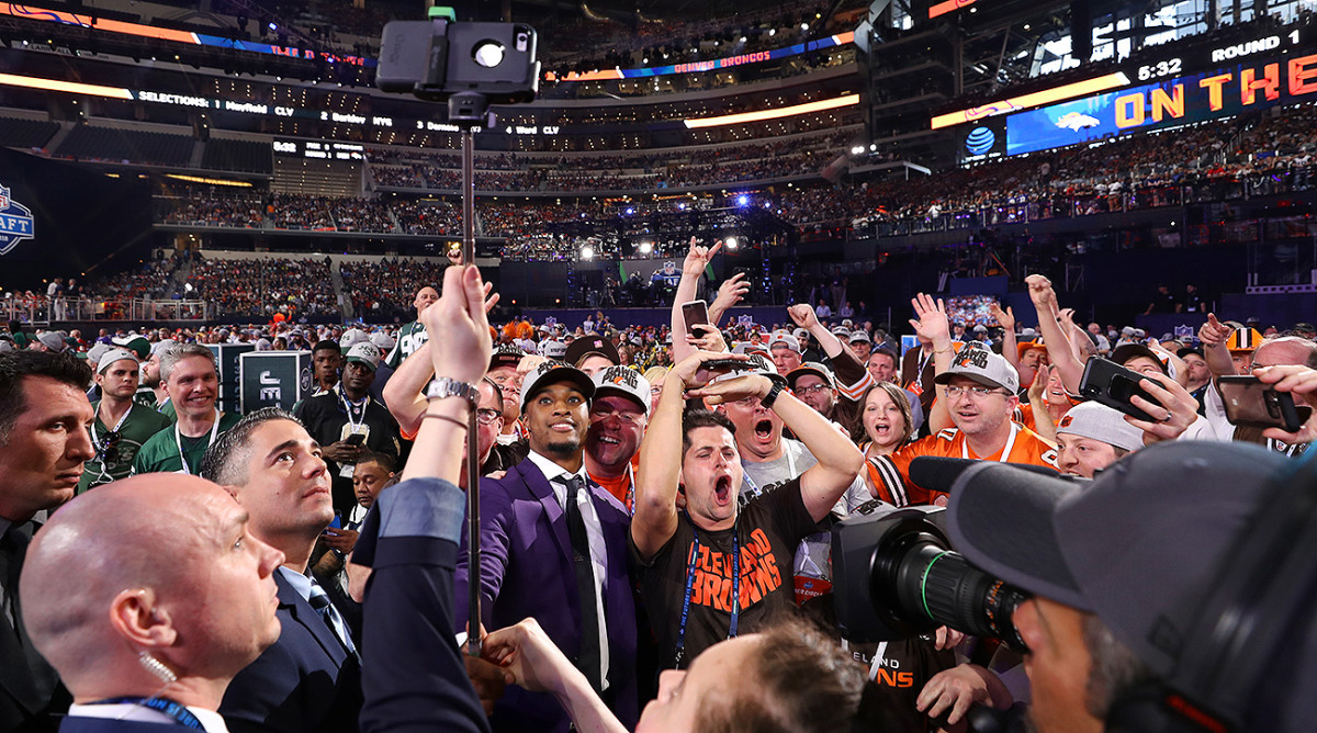 Denzel Ward, the Browns No. 4 pick, takes a selfie at the NFL draft with Browns fans.