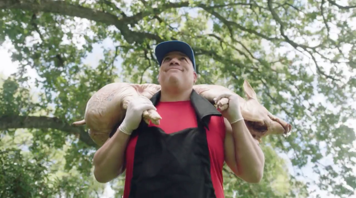 Bartolo Colon squats pig in Kingsford Charcoal commercial (video