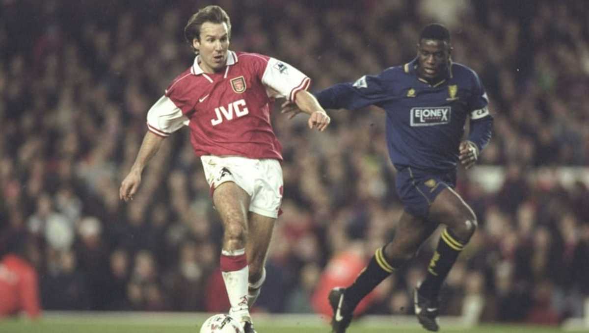 paul-merson-of-arsenal-challenged-by-robbie-earle-5c026a61334554f834000001.jpg