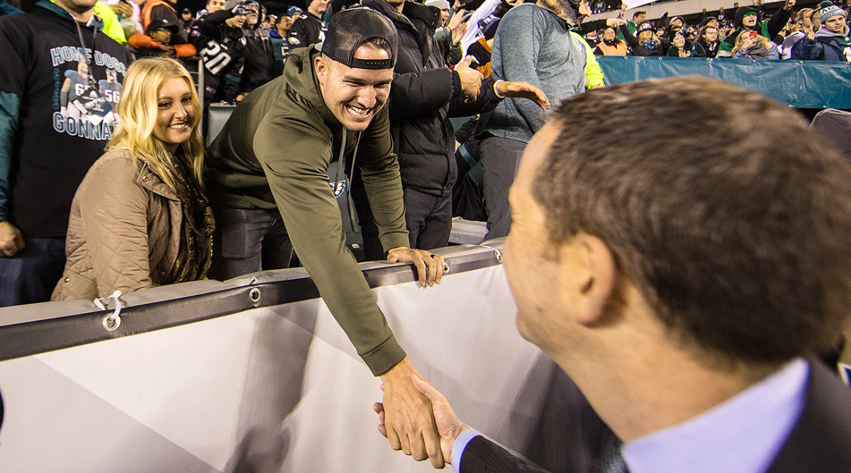 Mike Trout shakes hands with Howie Roseman after the Eagles won the NFC championship game.