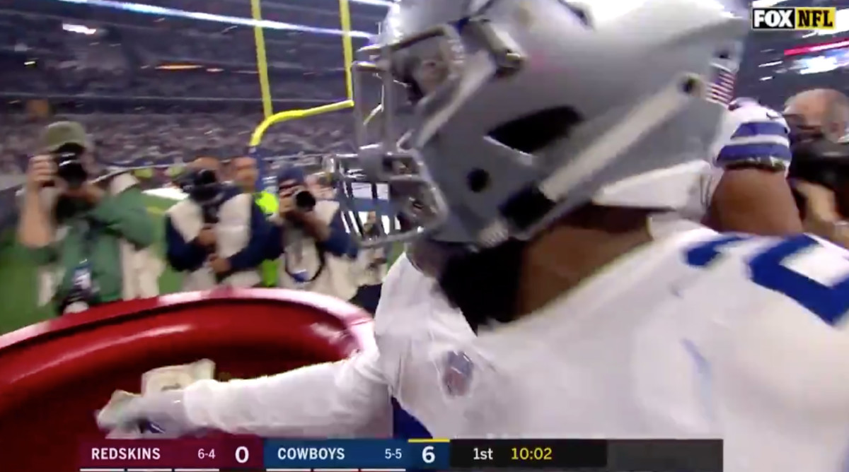 Ezekiel Elliott celebrates TD by putting money in Salvation Army kettle