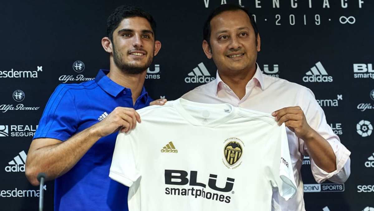 valencia-cf-unveils-new-signing-gonzalo-guedes-5b9a7ed1e6592017f4000001.jpg