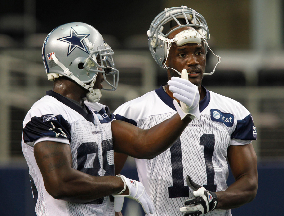 Rookie Dez Bryant and veteran Roy Williams at a padless practice, June 2010.