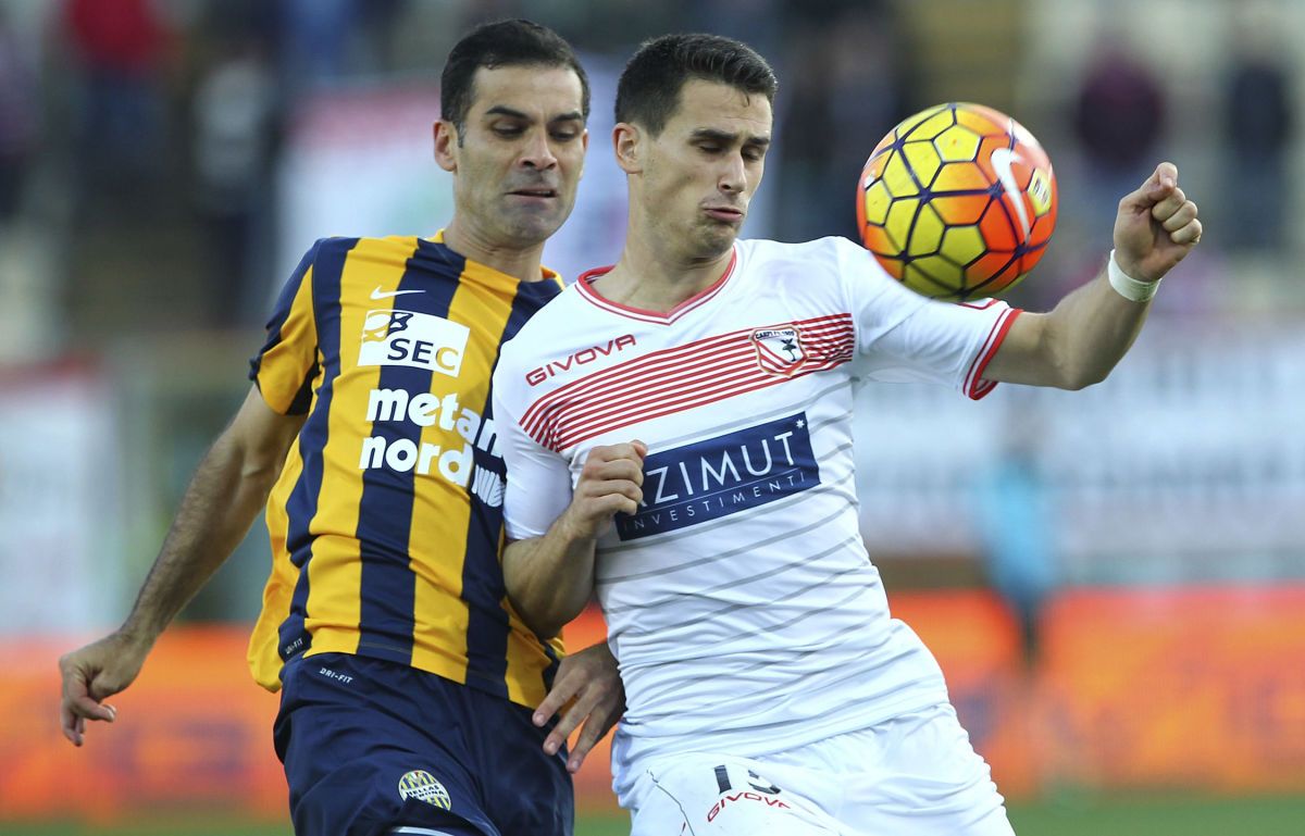carpi-fc-v-hellas-verona-fc-serie-a-5b414a697134f6dbce00000b.jpg