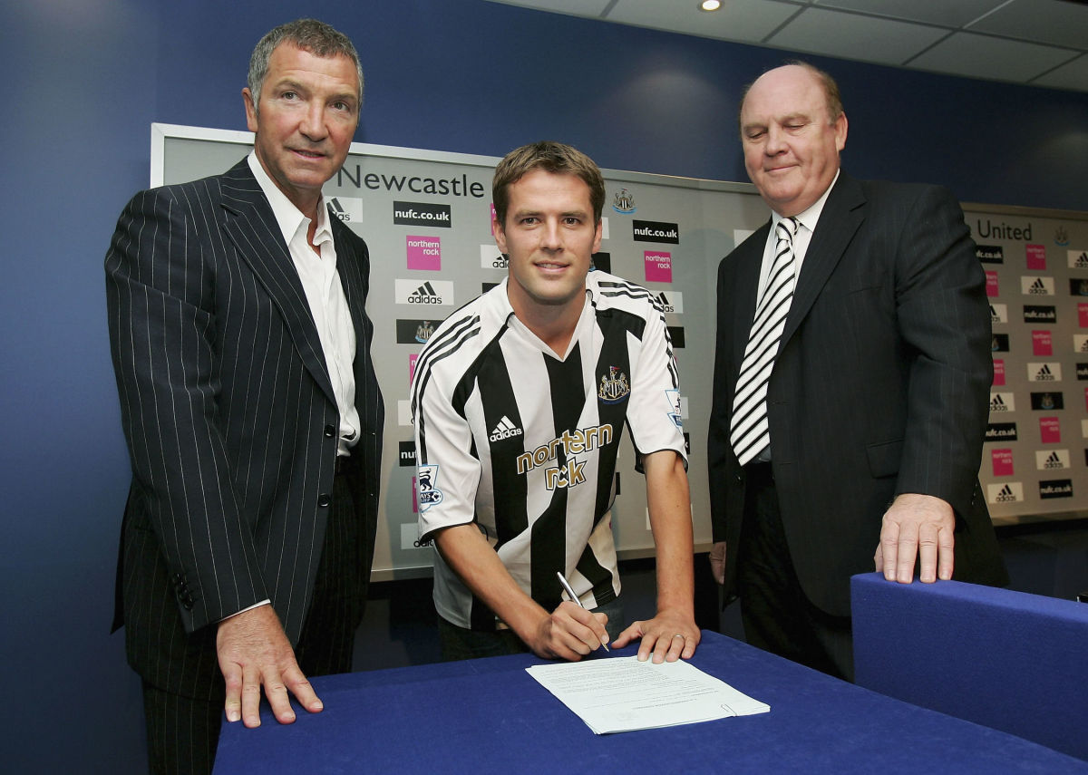 michael-owen-signs-for-newcastle-united-5b12a1be7134f6a695000003.jpg