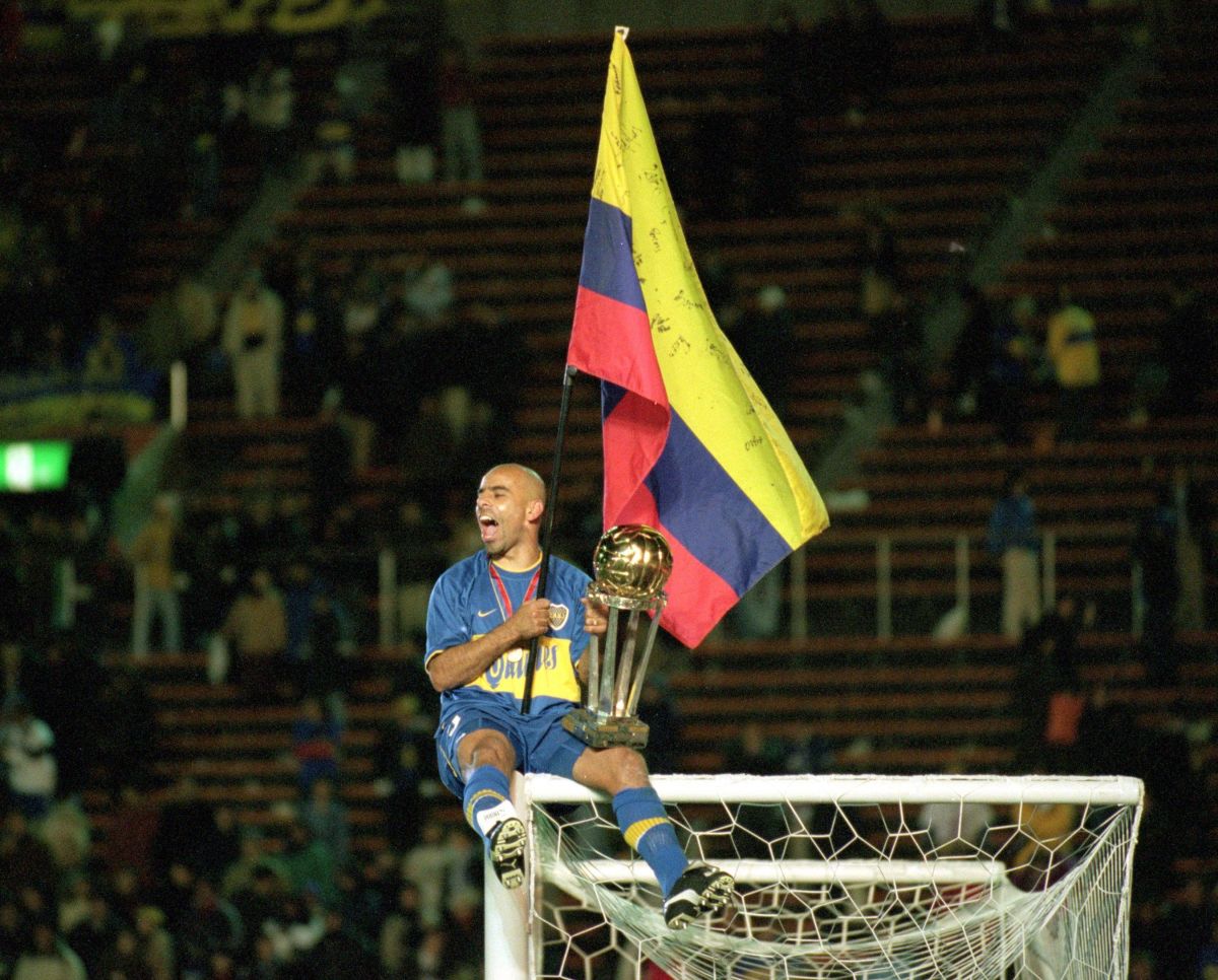 28-nov-2000-mauricio-serna-of-boca-juniors-celebrates-victory-over-real-madrid-after-the-toyota-in-5bf452ef34013d22c8000001.jpg