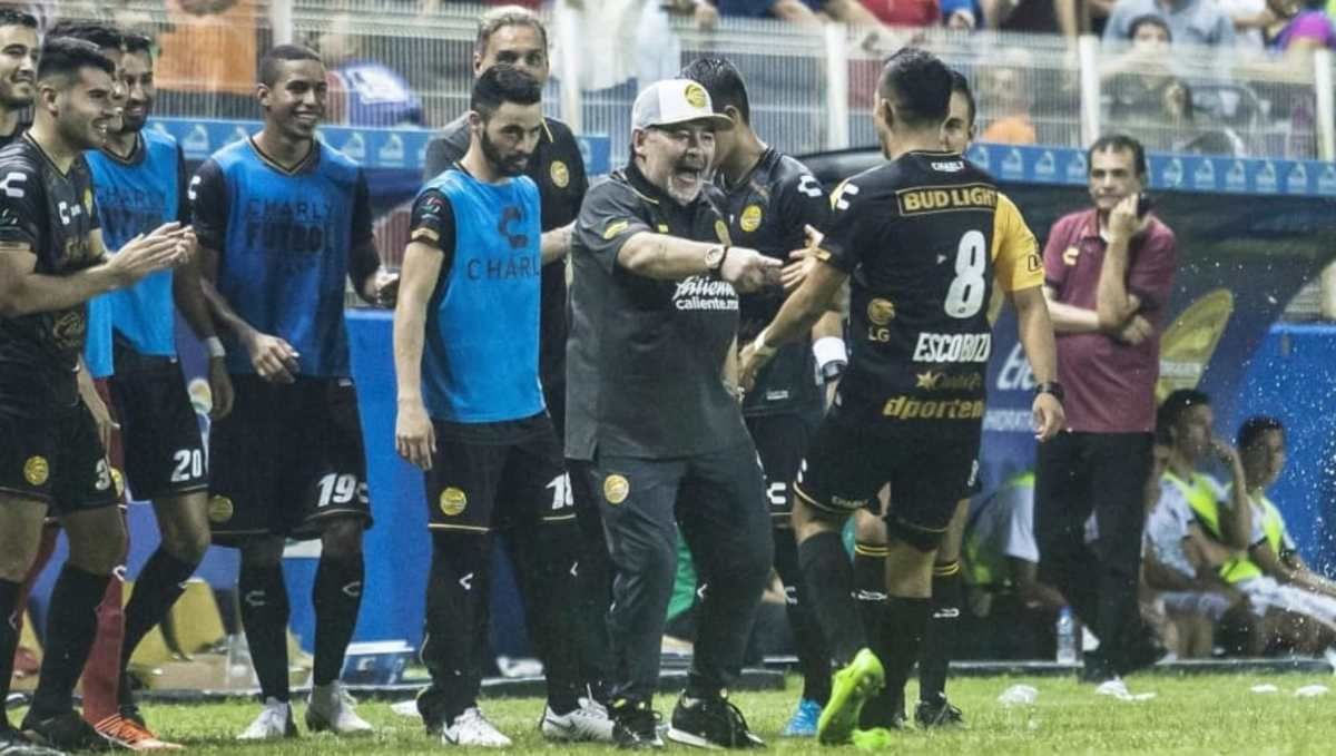 ¡SACÚDELO! | El baile de Maradona al sellarse la victoria de Dorados ...