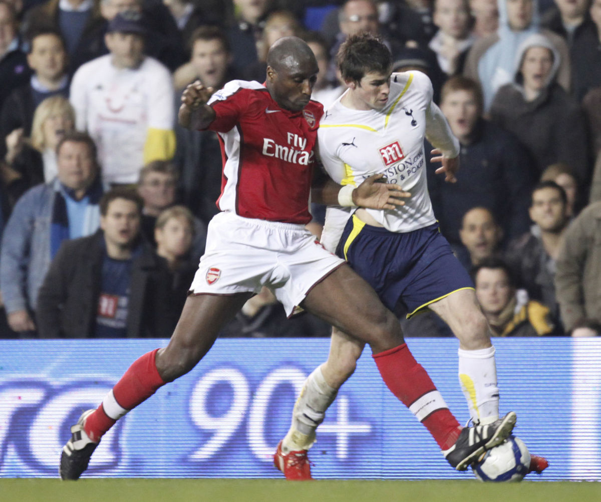 arsenal-s-sol-campbell-l-challenges-to-5bd426af713290bb7b00000c.jpg