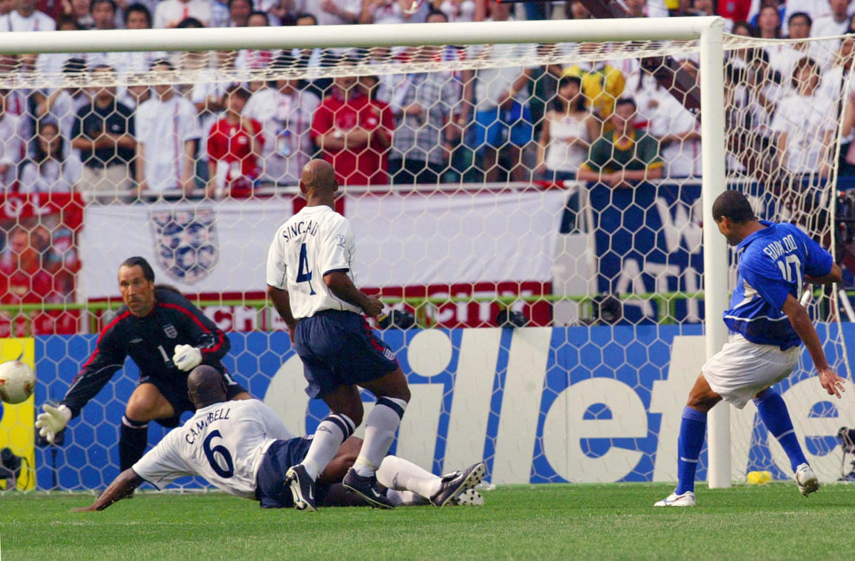 brazilian-midfielder-rivaldo-r-kicks-the-ball-to-5b0848eaf7b09d0c05000002.jpg