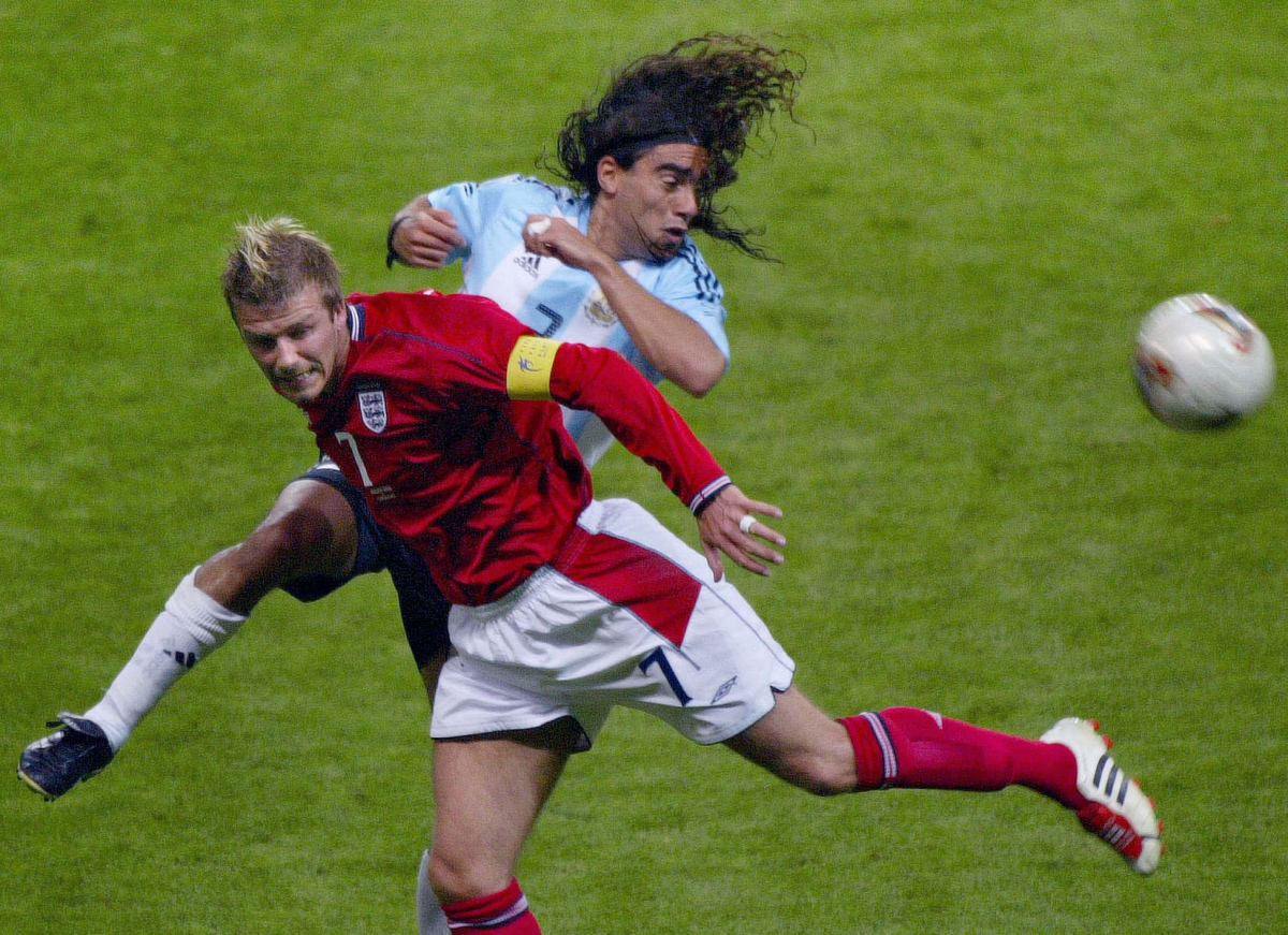 english-midfielder-david-beckham-l-and-argentini-5b0846f173f36c9ad7000001.jpg