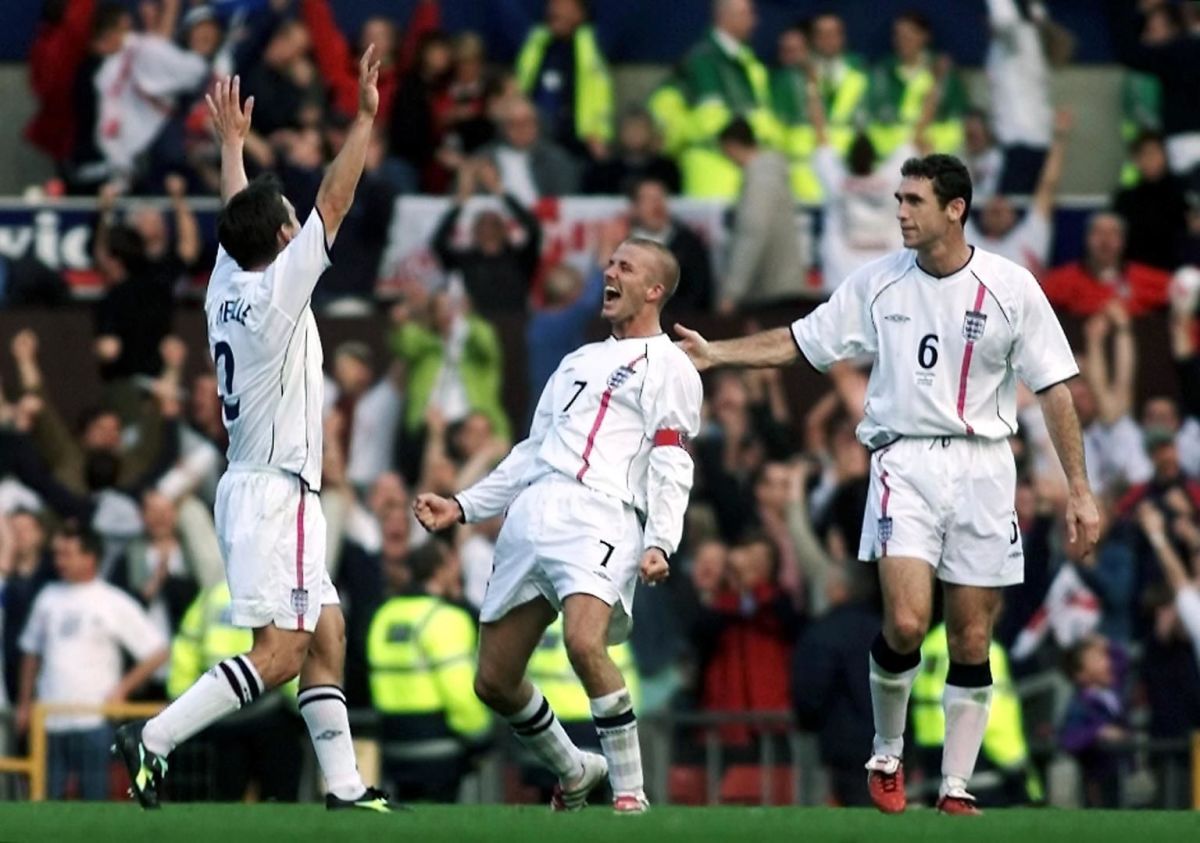 england-s-david-beckham-c-celebrates-with-gary-n-5b0845a3f7b09d614d00000e.jpg