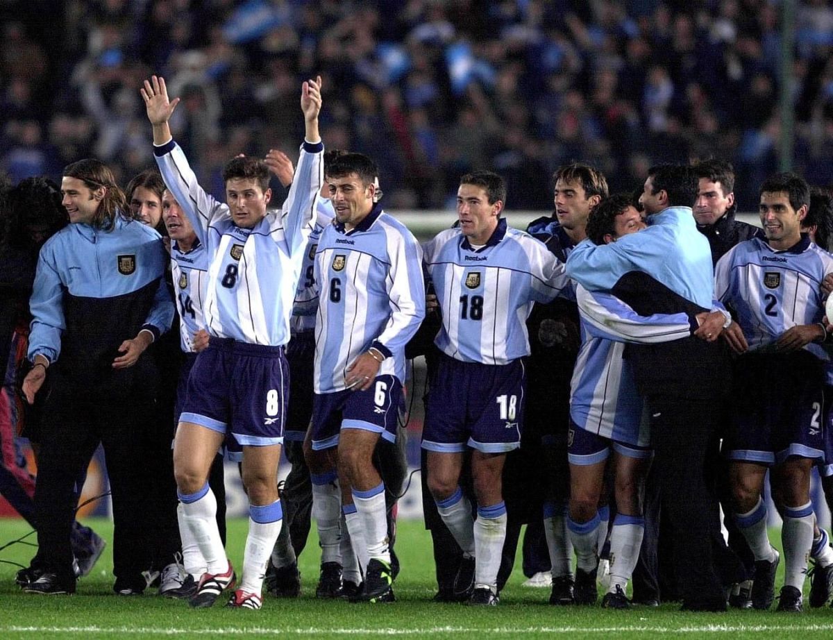 Argentinian soccer players celebrate in the Monume