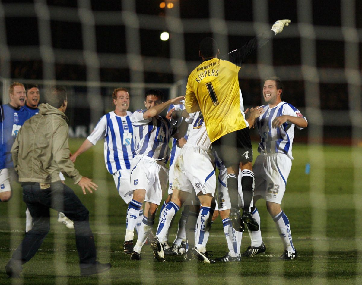 brighton-and-hove-albion-celebrate-winni-5baced8914db2f264d000001.jpg