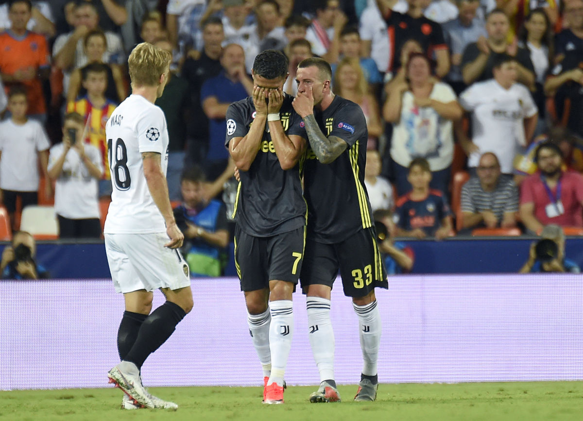 topshot-fbl-eur-c1-valencia-juventus-5ba4a997a8cf2b193d00001e.jpg