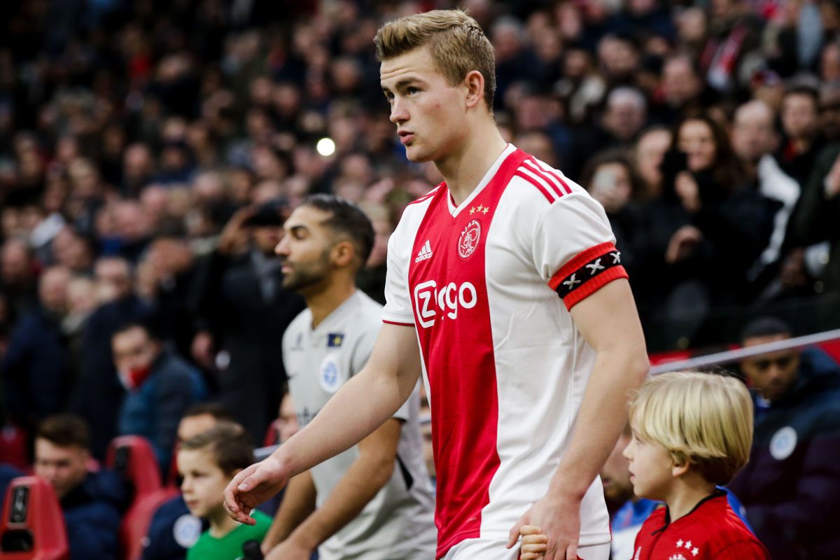 ajax-v-de-graafschap-dutch-eredivisie-5c24a46f744403d2e2000001.jpg