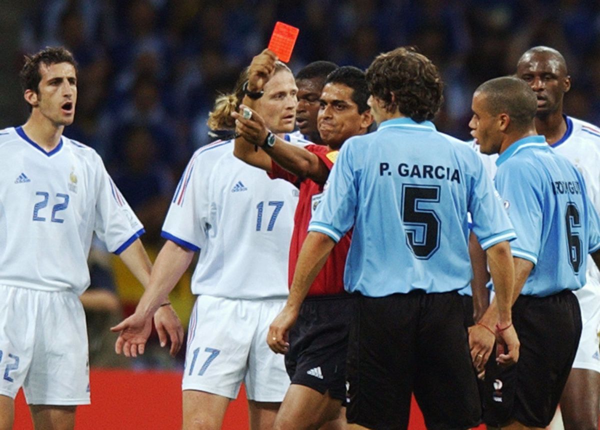 mexican-referee-felipe-rizo-ramos-is-surrounded-by-5b0b2d9af7b09df308000001.jpg