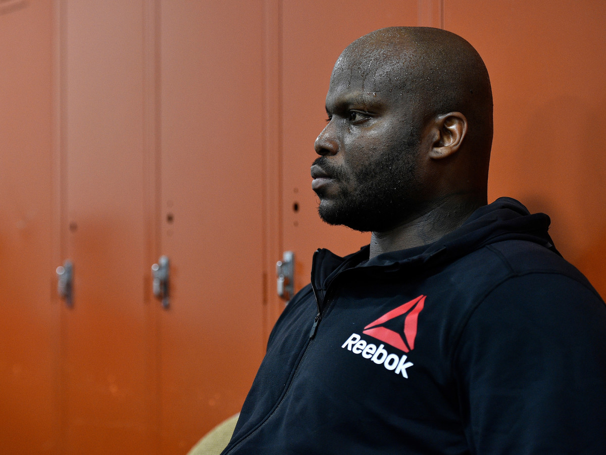 derrick-lewis-lockerroom.jpg