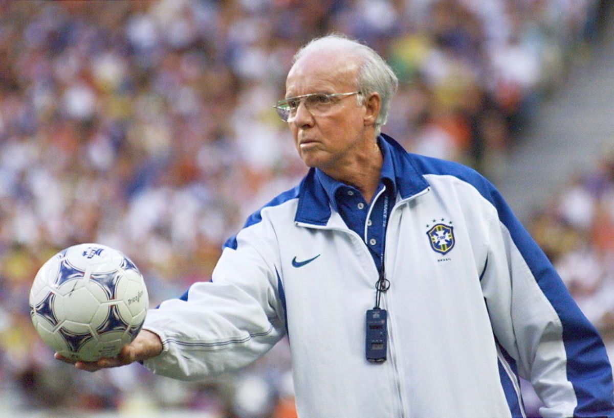 brazilian-coach-mario-zagallo-holds-the-ball-12-ju-5b0e79dc7134f63414000002.jpg