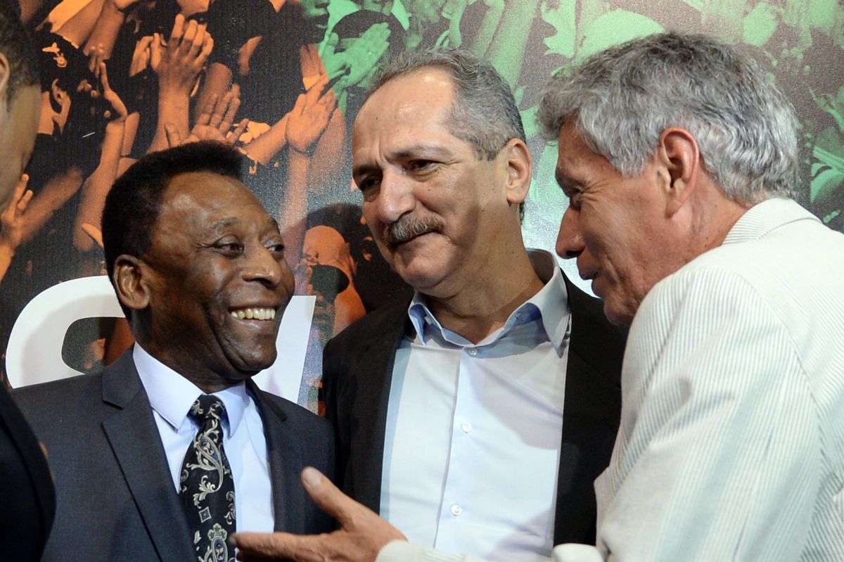 brazil-pele-exhibition-5b09a3e33467ac47ba000001.jpg