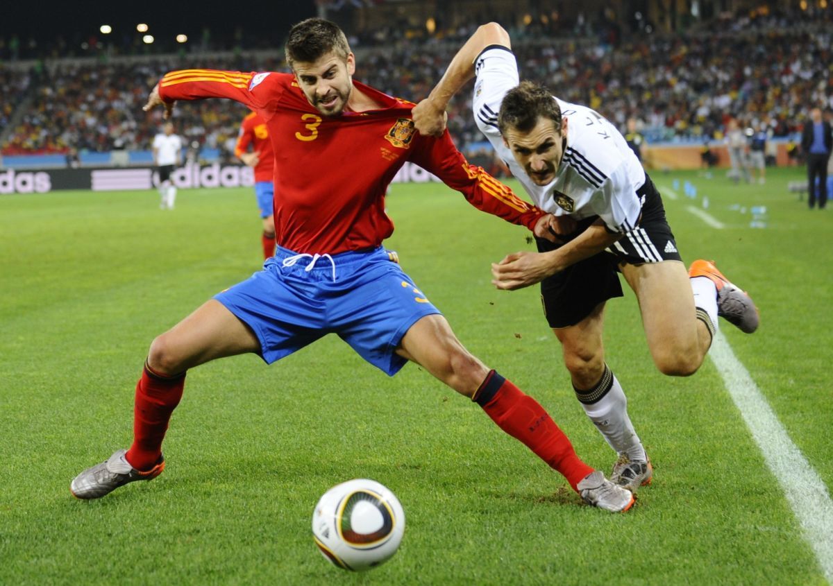 spain-s-defender-gerard-pique-l-and-ge-5b099a3b7134f69c0e000005.jpg