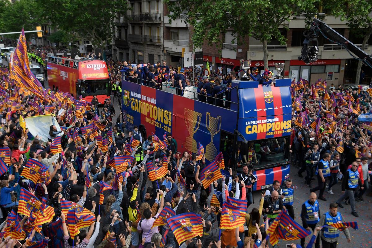 fbl-esp-liga-barcelona-parade-5ae81ccbf7b09d11a9000001.jpg