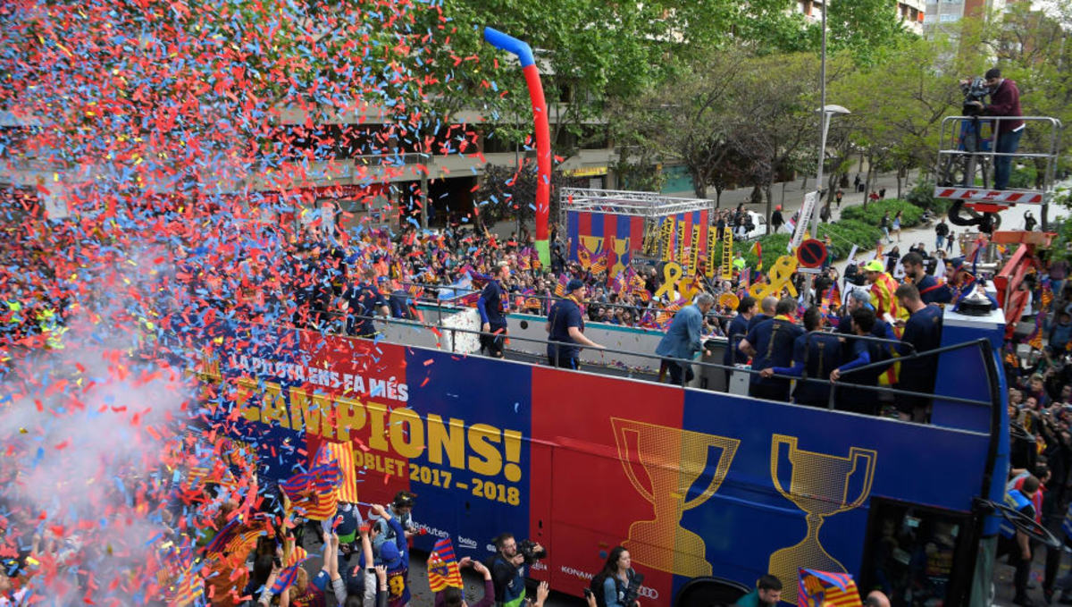 fbl-esp-liga-barcelona-parade-5ae818d963c94115c0000009.jpg